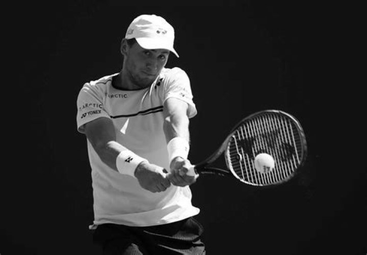 How much does a tennis pro make a year?