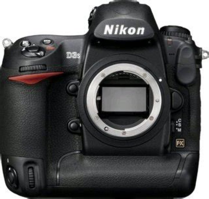 What is the difference between Nikon D3S and D3x?