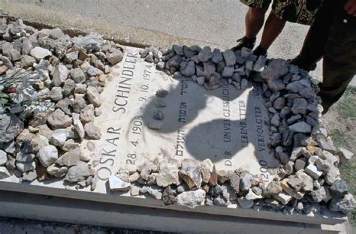 Where does Oskar Schell live?